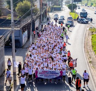 FOTO - Caminhada Agosto Lilás reúne centena de mulheres em Taboão da Serra (1)