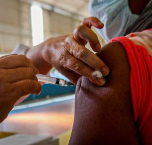FOTO - Maiores de 50 anos já podem receber 4ª dose contra Covid-19 em Taboão da Serra (2)