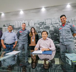 FOTO - Prefeito Aprígio entrega certidão que regulariza prédio do Corpo de Bombeiros de Taboão da Serra (1)
