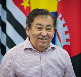 FOTO - Prefeito Aprígio sanciona lei que torna salário base dos professores o maior da região