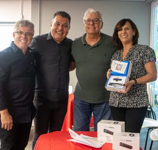 FOTO - Secretaria de EducaÃ§Ã£o de TaboÃ£o da Serra recebe Ã³culos inteligentes para ampliar inclusÃ£o na rede municipal (2)