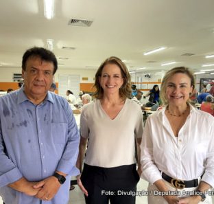 Fernando Fernandes, Celia Parnes e Analice Fernandes no Bom Prato Taboao da Serra