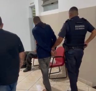 GCM recupera duas motos roubadas e prende dois homens em Taboão da Serra