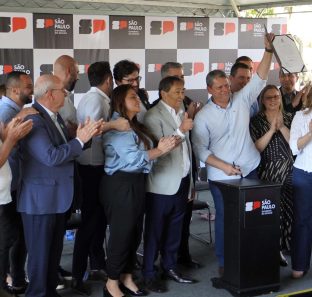 Governador Tarcisio de Freitas anuncia estação do metrô em Taboão da Serra