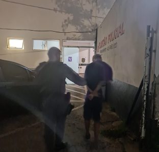 Homem é preso após ferir esposa com golpe de faca durante discussão em Embu das Artes
