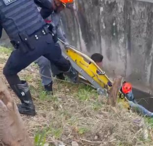 Homem foge após acidente com carro furtado, cai em córrego e é preso pela GCM em Taboão