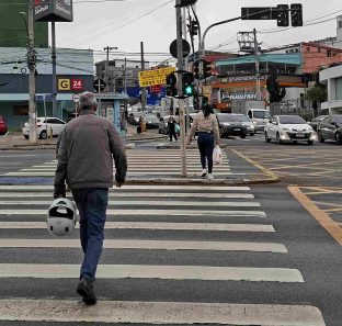 Homem na faixa de pedestre em Taboao da Serra