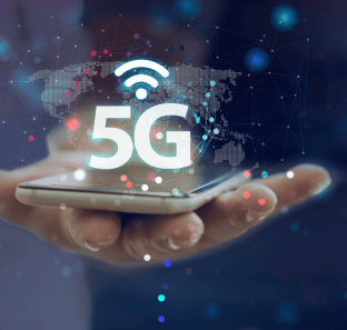 Imagem-mostrando-mao-segurando-o-simbolo-do-5G-metaforizando-a-velocidade-do-5G-na-palma-da-mao