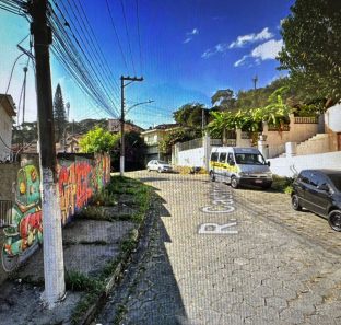 Incêndio atinge residência em Embu das Artes e deixa uma pessoa ferida