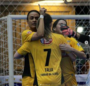 Jogadoras comemoram gol do Taboão da Serra.