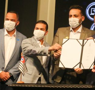 Prefeito Ney Santos durante cerimônia que confirma Poupatempo de Embu das Artes