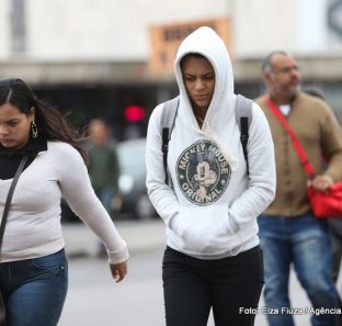Brasília - Pelo segundo dia consecutivo,  Brasília bate recorde de frio na madrugada, de acordo com a medição do Instituto Nacional de Meteorologia (INMET), o recorde anterior também aconteceu ontem com 13,8°C. (Elza Fiúza/Agência Brasil)