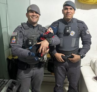 Policiais salvam bebê