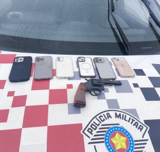 População segura adolescente até a chegada da polícia após roubo em Embu das Artes