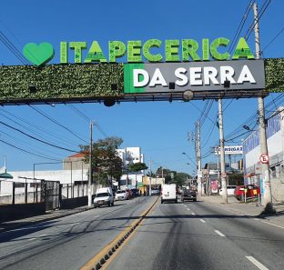 Portico na entrada de Itapecerica da Serra