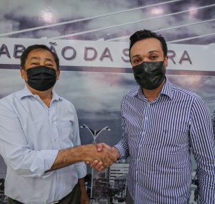 Aprígio e Wanderley Bressan selam compromisso.