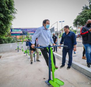 Prefeito Aprigio na Praca Gotica