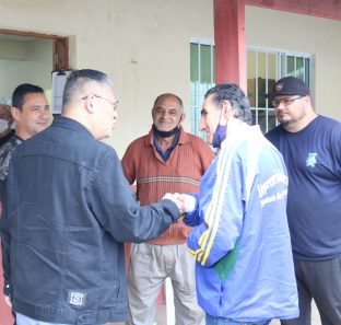 Prefeito Dr. Nakano com funcionarios do almoxarifado