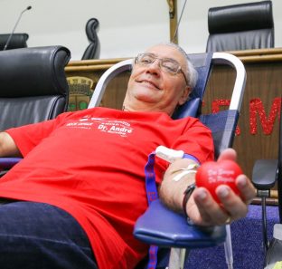 Presidente Dr. André da Sorriso doando sangue