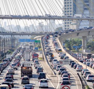 Traffic jammed in the Marginal Pinheiros, near the bridge journalist Octavio Frias de Oliveira, known as "Estaiada Bridge" in São Paulo