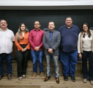 Representantes da Escola do Legislativo junto com o presidente da CÃ¢mara, Carlinhos do Leme