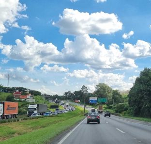 Rodovia Régis Bittencourt em Embu das Artes
