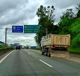 Rodovia Régis Bittencourt, em Embu das Artes