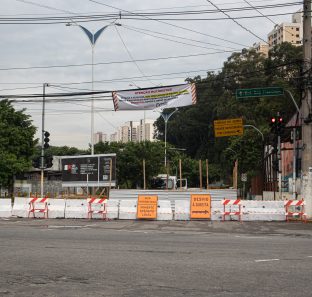 Rua José Carlos de Macedo Soares é interditada para obras no Córrego Pirajuçara (1)