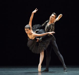 SPCD_Thamiris-Prata-e-Diego-de-Paula-dancam-Grand-Pas-de-Deux-de-O-Cisne-Negro_de-Mario-Galizzi_Foto_Juliana-Hilal