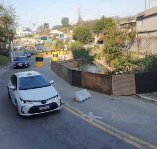Trecho interditado na rua Jose Carlos de Macedo Soares