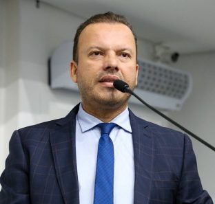 Vereador Carlinhos do Leme em tribuna