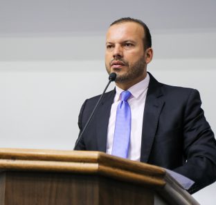 Vereador-Carlinhos-do-Leme-em-tribuna_CMTS