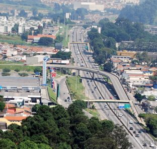 Apenas uma alça de acesso sob a Rodovia Régis Bittencourt foi construída pelo Shopping Taboão. Agora ela vai custear as intervenções na rodovia. (Foto: Arquivo)