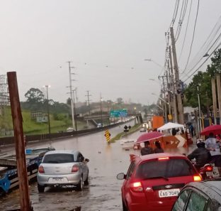 Rodovia Régis Bittencourt na divisa Embu e Taboão