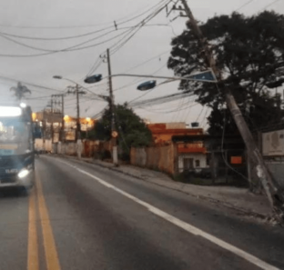 caminhao derruba poste na kizaemon