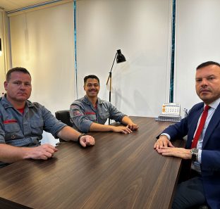 carlinhos do leme e representantes do bombeiros