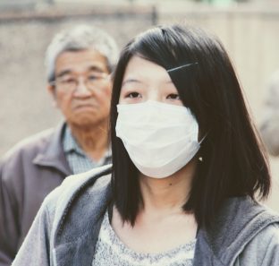 Vírus que ataca o sistema respiratório se espalhou no mundo a partir da região de Wuhan, na China.