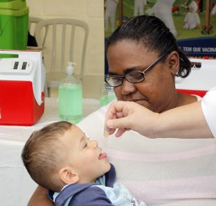 crianca recebe vacina_PMTS