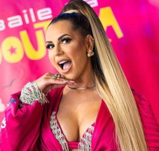 deolane-bezerra-posando-de-mega-hair-em-cartaz-baile-da-doutora