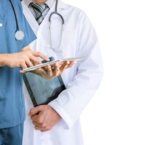 equipe-de-medicos-e-enfermeiros-no-hospital-na-parede-branca_33807-1278