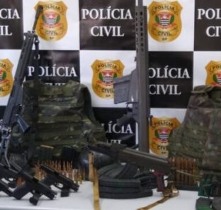 homem-e-preso-com-fuzis-pistolas-e-coletes-em-cotia-1-640x360