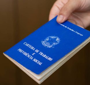 homem segura carteira assinada_agenciabrasil