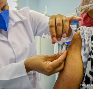 Idosos com mais de 90 anos começam a receber dose de reforço
