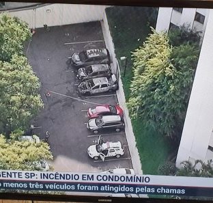 Carros incendiados em Taboão da Serra
