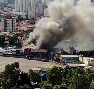 Incêndio atinge galpão perto do Largo do Taboão