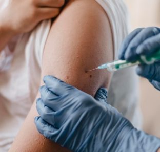 medico-dando-vacina-a-crianca-enquanto-usa-luvas_23-2148801374
