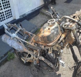 moto queimada apos crime