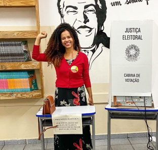 najara costa durante votacao em 2022