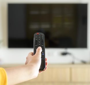 pessoa com controle de televisao