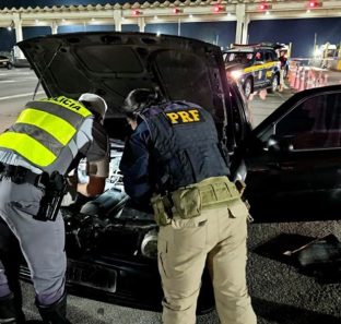 prf_e_pm_apreendem_carro_clonado_na_br116_itapecerica